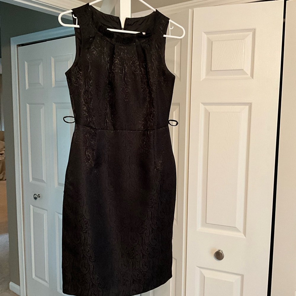 Jones Wear Black Sleeveless Midi Sheath Dress